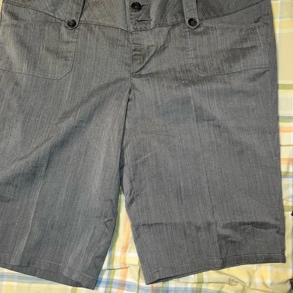 Bundle of 5 Bermuda style woman size 18 ( 4 preowned & 1 NWT) - Picture 7 of 16